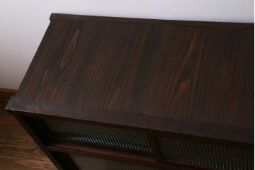 アンティーク家具　和製アンティーク　前面ケヤキ材　四尺　モールガラスと兜の金具が目を引く重ね水屋箪笥(食器棚、収納棚)(R-038446)