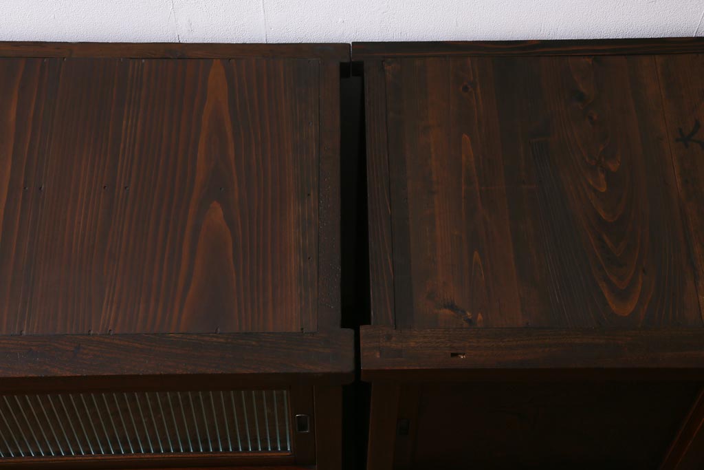 アンティーク家具　和製アンティーク　前面ケヤキ材　四尺　モールガラスと兜の金具が目を引く重ね水屋箪笥(食器棚、収納棚)(R-038446)