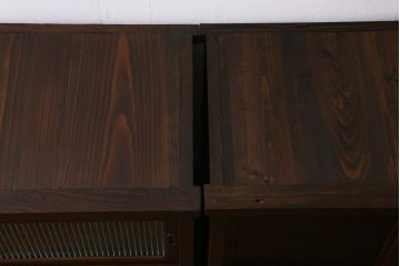 アンティーク家具　和製アンティーク　前面ケヤキ材　四尺　モールガラスと兜の金具が目を引く重ね水屋箪笥(食器棚、収納棚)(R-038446)