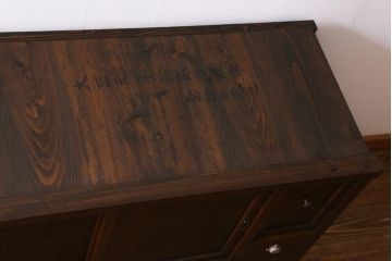 アンティーク家具　和製アンティーク　前面ケヤキ材　四尺　モールガラスと兜の金具が目を引く重ね水屋箪笥(食器棚、収納棚)(R-038446)