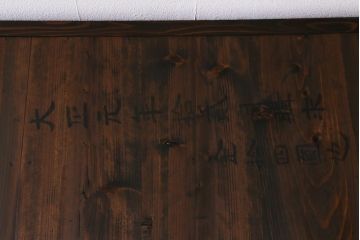 アンティーク家具　和製アンティーク　前面ケヤキ材　四尺　モールガラスと兜の金具が目を引く重ね水屋箪笥(食器棚、収納棚)(R-038446)