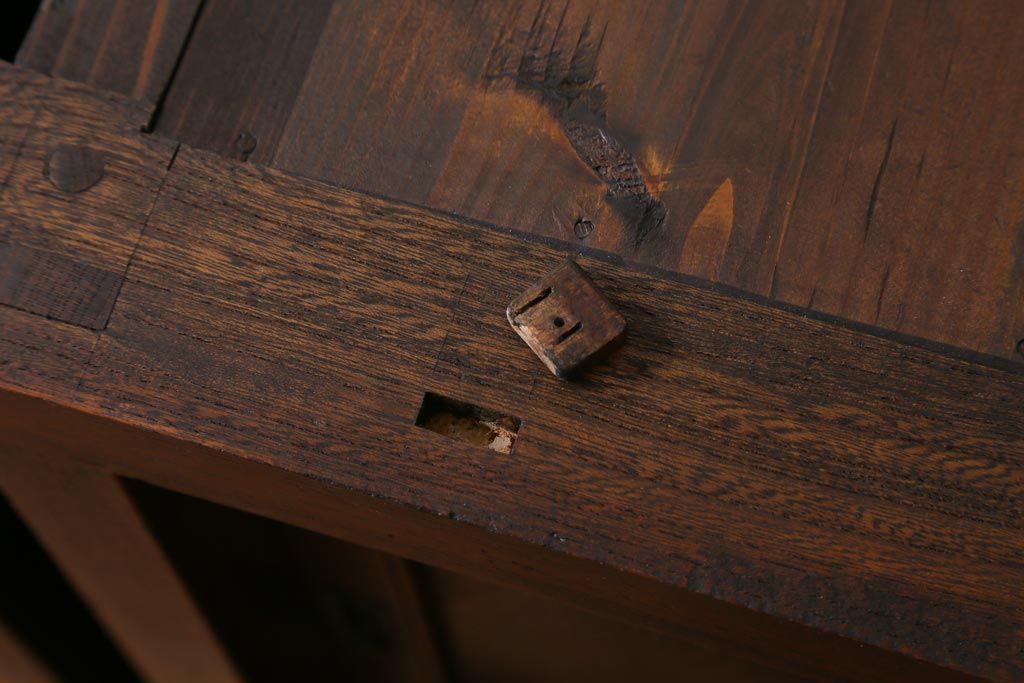 アンティーク家具　和製アンティーク　前面ケヤキ材　四尺　モールガラスと兜の金具が目を引く重ね水屋箪笥(食器棚、収納棚)(R-038446)