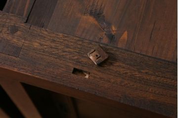 アンティーク家具　和製アンティーク　前面ケヤキ材　四尺　モールガラスと兜の金具が目を引く重ね水屋箪笥(食器棚、収納棚)(R-038446)