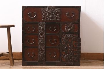 アンティーク家具　明治期　前面ケヤキ玉杢材　厚手の金具が目を引く庄内小箪笥(重ね箪笥、衣装箪笥)(R-038452)