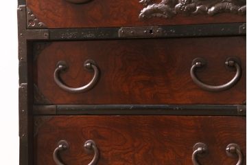 アンティーク家具　明治期　前面ケヤキ玉杢材　厚手の金具が目を引く庄内小箪笥(重ね箪笥、衣装箪笥)(R-038452)