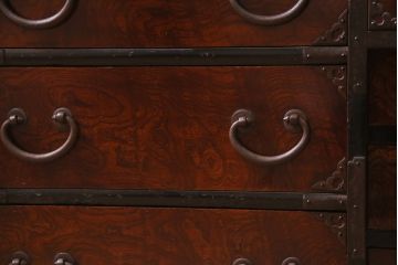 アンティーク家具　明治期　前面ケヤキ玉杢材　厚手の金具が目を引く庄内小箪笥(重ね箪笥、衣装箪笥)(R-038452)