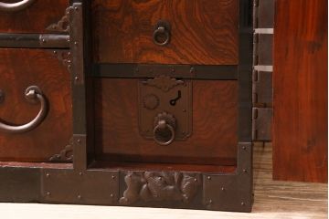 アンティーク家具　明治期　前面ケヤキ玉杢材　厚手の金具が目を引く庄内小箪笥(重ね箪笥、衣装箪笥)(R-038452)