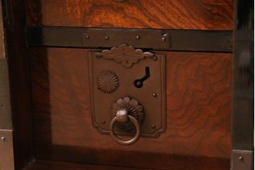 アンティーク家具　明治期　前面ケヤキ玉杢材　厚手の金具が目を引く庄内小箪笥(重ね箪笥、衣装箪笥)(R-038452)