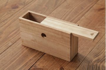 アンティーク家具　明治期　前面ケヤキ玉杢材　厚手の金具が目を引く庄内小箪笥(重ね箪笥、衣装箪笥)(R-038452)