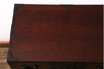 アンティーク家具　明治期　前面ケヤキ玉杢材　厚手の金具が目を引く庄内小箪笥(重ね箪笥、衣装箪笥)(R-038452)