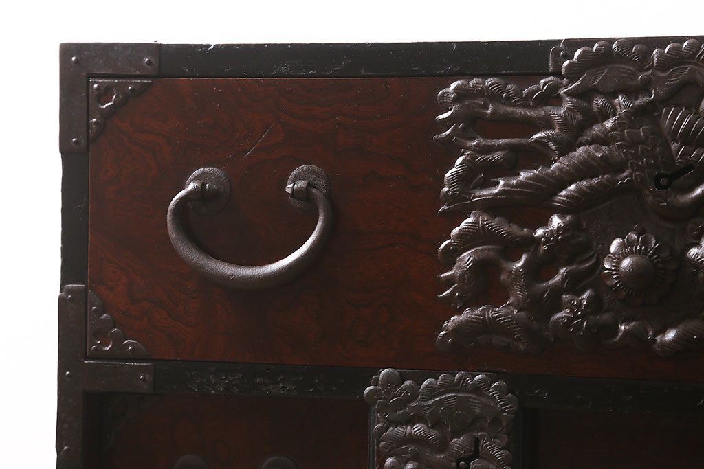 アンティーク家具　明治期　前面ケヤキ玉杢材　厚手の金具が目を引く庄内小箪笥(重ね箪笥、衣装箪笥)(R-038452)