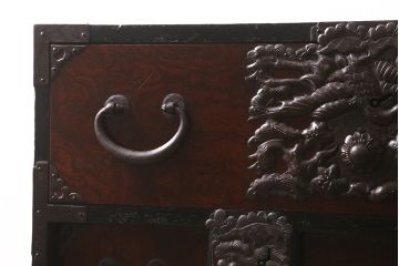 アンティーク家具　明治期　前面ケヤキ玉杢材　厚手の金具が目を引く庄内小箪笥(重ね箪笥、衣装箪笥)(R-038452)