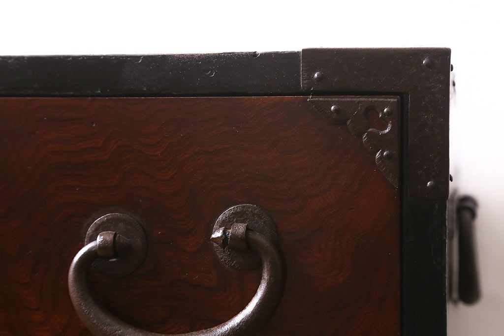 アンティーク家具　明治期　前面ケヤキ玉杢材　厚手の金具が目を引く庄内小箪笥(重ね箪笥、衣装箪笥)(R-038452)