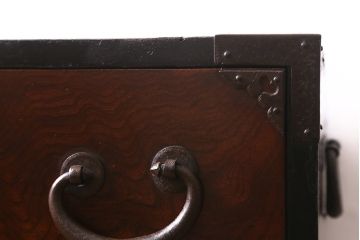 アンティーク家具　明治期　前面ケヤキ玉杢材　厚手の金具が目を引く庄内小箪笥(重ね箪笥、衣装箪笥)(R-038452)