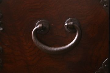 アンティーク家具　明治期　前面ケヤキ玉杢材　厚手の金具が目を引く庄内小箪笥(重ね箪笥、衣装箪笥)(R-038452)