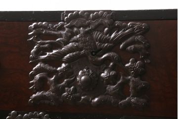 アンティーク家具　明治期　前面ケヤキ玉杢材　厚手の金具が目を引く庄内小箪笥(重ね箪笥、衣装箪笥)(R-038452)