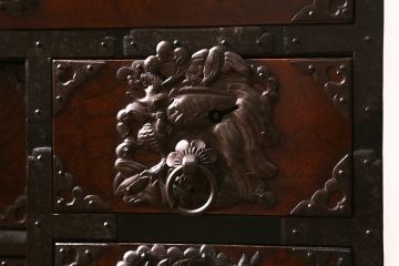 アンティーク家具　明治期　前面ケヤキ玉杢材　厚手の金具が目を引く庄内小箪笥(重ね箪笥、衣装箪笥)(R-038452)