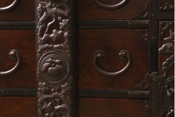 アンティーク家具　明治期　前面ケヤキ玉杢材　厚手の金具が目を引く庄内小箪笥(重ね箪笥、衣装箪笥)(R-038452)