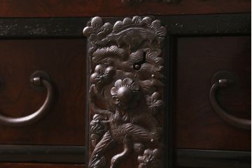 アンティーク家具　明治期　前面ケヤキ玉杢材　厚手の金具が目を引く庄内小箪笥(重ね箪笥、衣装箪笥)(R-038452)