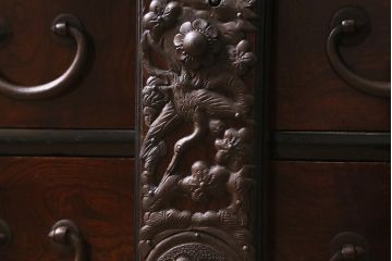 アンティーク家具　明治期　前面ケヤキ玉杢材　厚手の金具が目を引く庄内小箪笥(重ね箪笥、衣装箪笥)(R-038452)