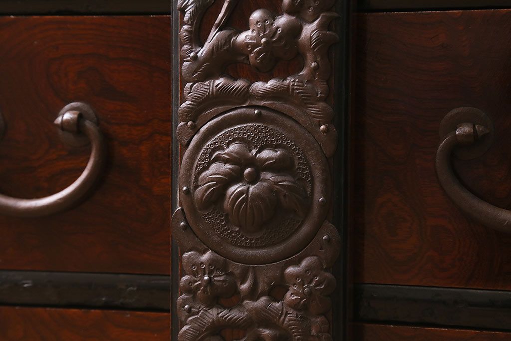 アンティーク家具　明治期　前面ケヤキ玉杢材　厚手の金具が目を引く庄内小箪笥(重ね箪笥、衣装箪笥)(R-038452)