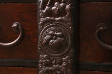 アンティーク家具　明治期　前面ケヤキ玉杢材　厚手の金具が目を引く庄内小箪笥(重ね箪笥、衣装箪笥)(R-038452)