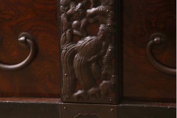 アンティーク家具　明治期　前面ケヤキ玉杢材　厚手の金具が目を引く庄内小箪笥(重ね箪笥、衣装箪笥)(R-038452)