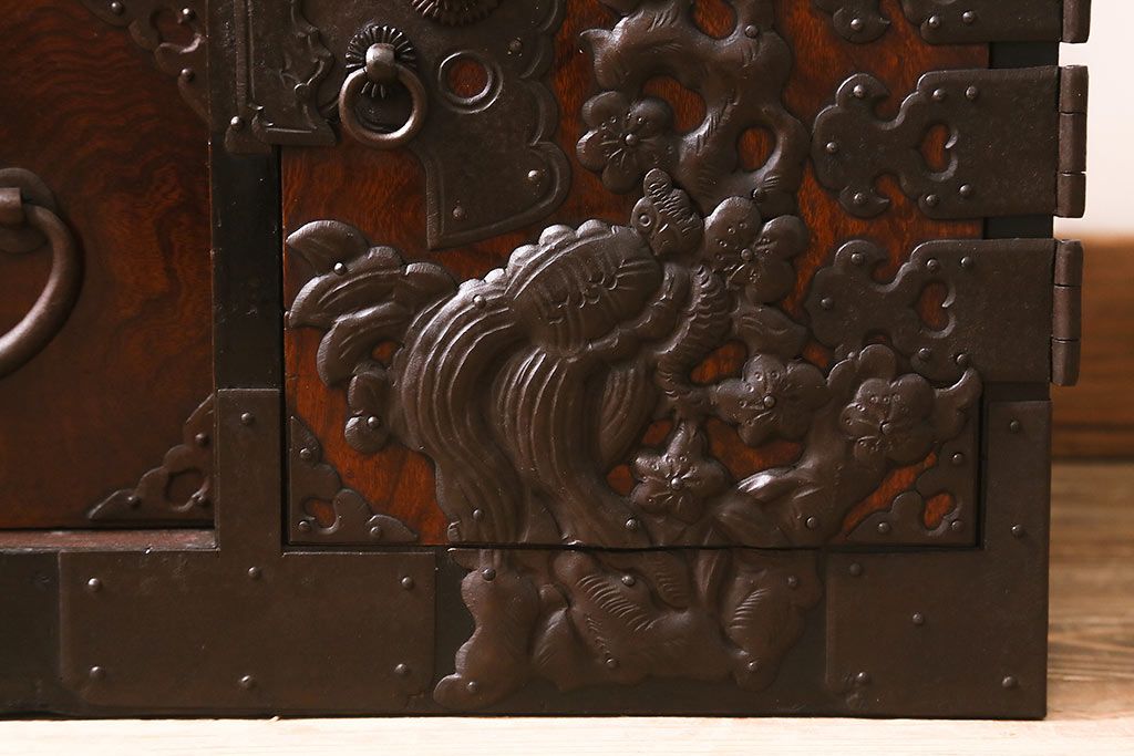 アンティーク家具　明治期　前面ケヤキ玉杢材　厚手の金具が目を引く庄内小箪笥(重ね箪笥、衣装箪笥)(R-038452)