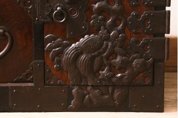 アンティーク家具　明治期　前面ケヤキ玉杢材　厚手の金具が目を引く庄内小箪笥(重ね箪笥、衣装箪笥)(R-038452)