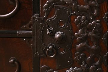 アンティーク家具　明治期　前面ケヤキ玉杢材　厚手の金具が目を引く庄内小箪笥(重ね箪笥、衣装箪笥)(R-038452)