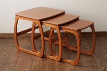 ビンテージ家具　イギリスビンテージ　チーク材　Nathan(ネイサン)社　珍しいデザインのネストテーブル(サイドテーブル)(R-038453)
