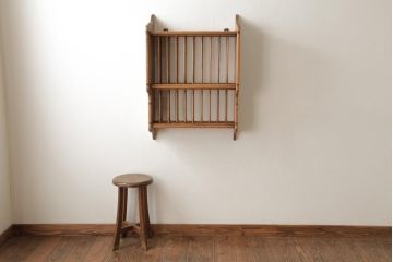 アンティーク家具　フランスアンティーク　パイン材　おしゃれな壁掛けディッシュラック(皿立て、プレートラック、ウォールシェルフ、壁掛け収納棚)(R-038458)