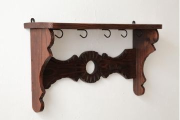 ヴィンテージ家具　フランスビンテージ　フックが斜めに付いたおしゃれな木製ウォールラック(壁掛け飾り棚、ウォールシェルフ、ウッドシェルフ、木製ラック)(R-038459)