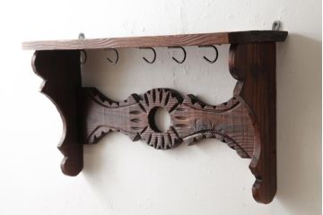 ヴィンテージ家具　フランスビンテージ　フックが斜めに付いたおしゃれな木製ウォールラック(壁掛け飾り棚、ウォールシェルフ、ウッドシェルフ、木製ラック)(R-038459)