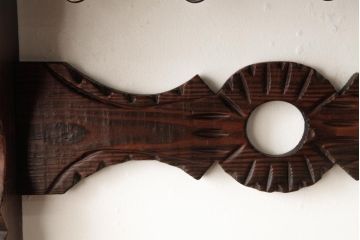 ヴィンテージ家具　フランスビンテージ　フックが斜めに付いたおしゃれな木製ウォールラック(壁掛け飾り棚、ウォールシェルフ、ウッドシェルフ、木製ラック)(R-038459)