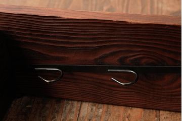 ヴィンテージ家具　フランスビンテージ　フックが斜めに付いたおしゃれな木製ウォールラック(壁掛け飾り棚、ウォールシェルフ、ウッドシェルフ、木製ラック)(R-038459)