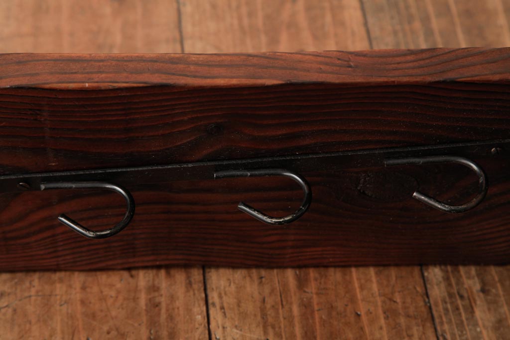 ヴィンテージ家具　フランスビンテージ　フックが斜めに付いたおしゃれな木製ウォールラック(壁掛け飾り棚、ウォールシェルフ、ウッドシェルフ、木製ラック)(R-038459)