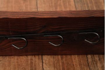 ヴィンテージ家具　フランスビンテージ　フックが斜めに付いたおしゃれな木製ウォールラック(壁掛け飾り棚、ウォールシェルフ、ウッドシェルフ、木製ラック)(R-038459)