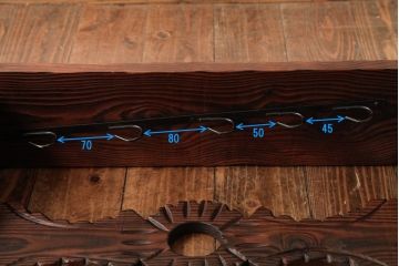 ヴィンテージ家具　フランスビンテージ　フックが斜めに付いたおしゃれな木製ウォールラック(壁掛け飾り棚、ウォールシェルフ、ウッドシェルフ、木製ラック)(R-038459)