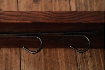 ヴィンテージ家具　フランスビンテージ　フックが斜めに付いたおしゃれな木製ウォールラック(壁掛け飾り棚、ウォールシェルフ、ウッドシェルフ、木製ラック)(R-038459)