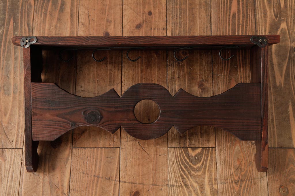 ヴィンテージ家具　フランスビンテージ　フックが斜めに付いたおしゃれな木製ウォールラック(壁掛け飾り棚、ウォールシェルフ、ウッドシェルフ、木製ラック)(R-038459)