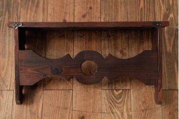 ヴィンテージ家具　フランスビンテージ　フックが斜めに付いたおしゃれな木製ウォールラック(壁掛け飾り棚、ウォールシェルフ、ウッドシェルフ、木製ラック)(R-038459)