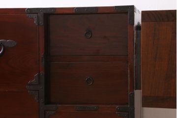 アンティーク家具　大正期　前面ケヤキ材　漆塗り　鶴と亀の意匠が目を惹く二本松箪笥ローボード(時代箪笥、ローチェスト、引き出し)(R-038464)