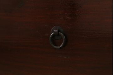 アンティーク家具　大正期　前面ケヤキ材　漆塗り　鶴と亀の意匠が目を惹く二本松箪笥ローボード(時代箪笥、ローチェスト、引き出し)(R-038464)