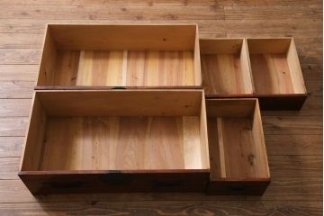 アンティーク家具　大正期　前面ケヤキ材　漆塗り　鶴と亀の意匠が目を惹く二本松箪笥ローボード(時代箪笥、ローチェスト、引き出し)(R-038464)