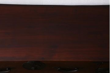 アンティーク家具　大正期　前面ケヤキ材　漆塗り　鶴と亀の意匠が目を惹く二本松箪笥ローボード(時代箪笥、ローチェスト、引き出し)(R-038464)