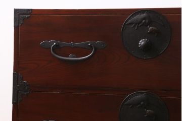 アンティーク家具　大正期　前面ケヤキ材　漆塗り　鶴と亀の意匠が目を惹く二本松箪笥ローボード(時代箪笥、ローチェスト、引き出し)(R-038464)