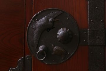 アンティーク家具　大正期　前面ケヤキ材　漆塗り　鶴と亀の意匠が目を惹く二本松箪笥ローボード(時代箪笥、ローチェスト、引き出し)(R-038464)