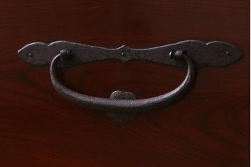 アンティーク家具　大正期　前面ケヤキ材　漆塗り　鶴と亀の意匠が目を惹く二本松箪笥ローボード(時代箪笥、ローチェスト、引き出し)(R-038464)