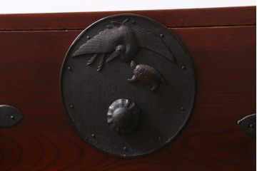 アンティーク家具　大正期　前面ケヤキ材　漆塗り　鶴と亀の意匠が目を惹く二本松箪笥ローボード(時代箪笥、ローチェスト、引き出し)(R-038464)